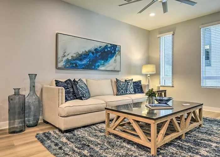 Modern Irvine Condo W/ Pool - 7 Mi To Beach!